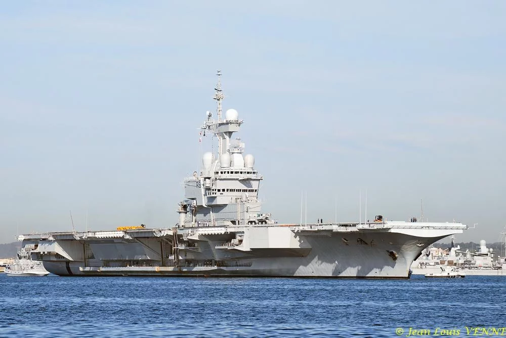 Le porte-avions Charles de Gaulle change de quai
