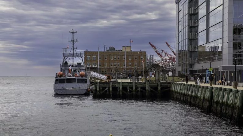 Le patrouilleur Fulmar accosté à Halifax (Canada)