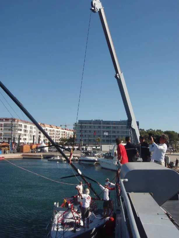 L'ACHERON aide au remâtage de deux voiliers