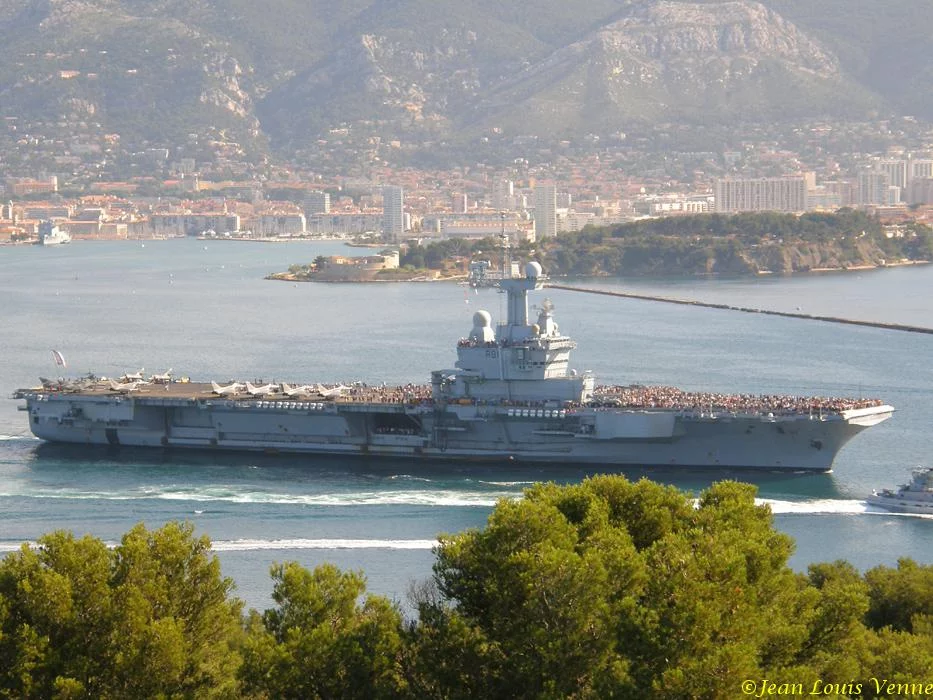 La sortie des familles du Charles de Gaulle