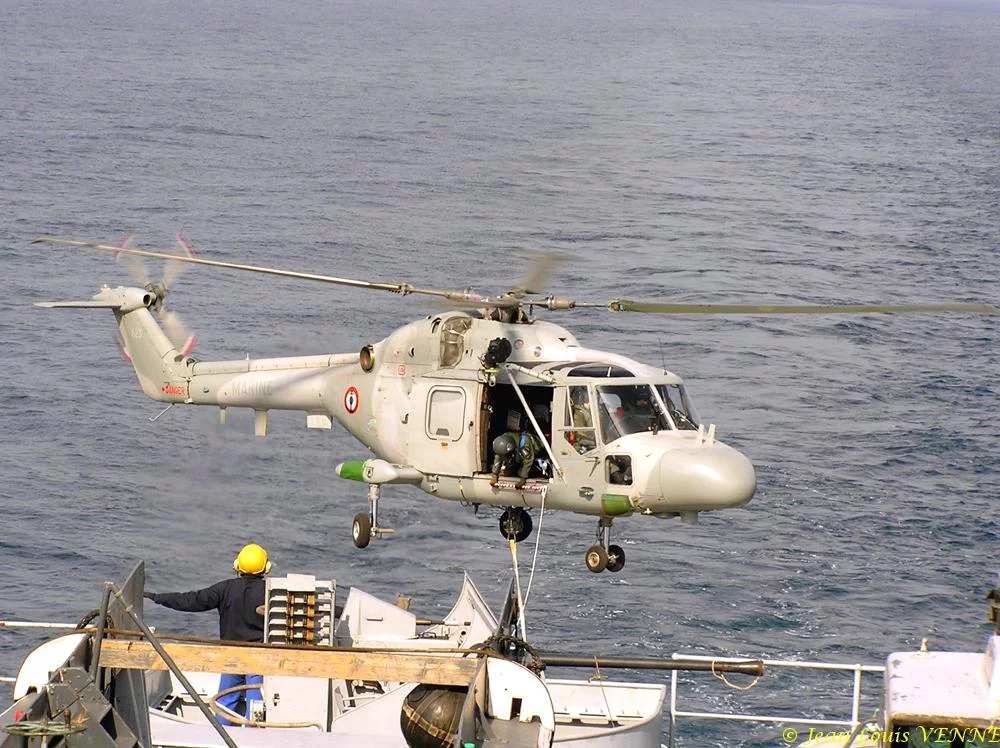 Hélitreuillage d'un train d'atterrissage de Rafale vers le Charles de Gaulle