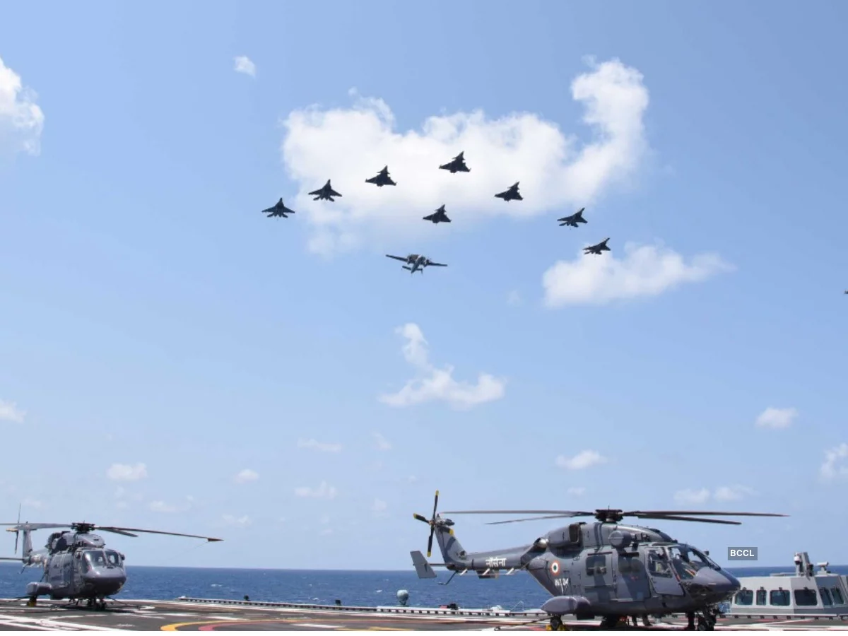 Les bâtiments sont survolés par des avions des 2 marines