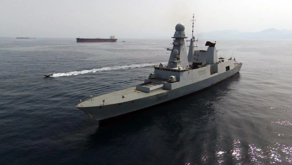 La frégate Forbin patrouille dans le détroit d'Ormuz