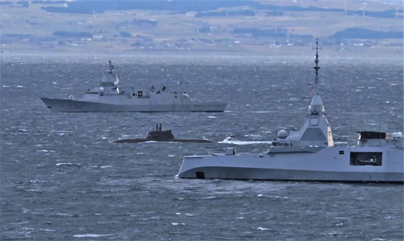 La frégate Amiral Ronarc'h, la frégate norvégienne KNM Thor Heyerdahl et un sous-marin allemand (classe 212A)