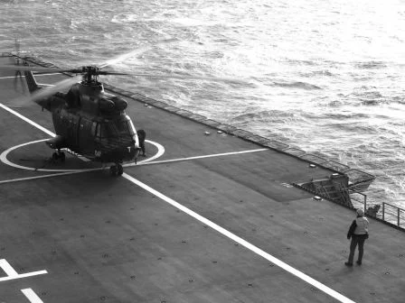 Un hélicoptère Puma de l'armée de terre sur le pont du BPC Tonnerre