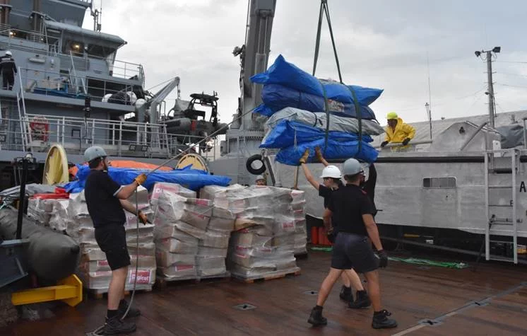 Le D’Entrecasteaux embarque du fret humanitaire