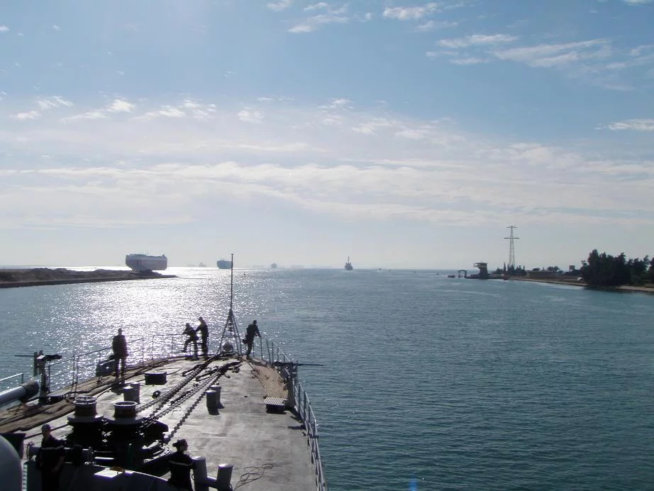 Le Georges Leygues franchit le canal de Suez