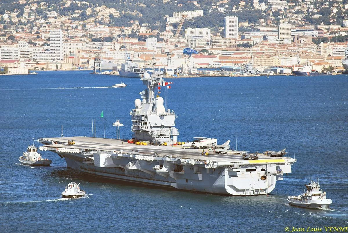 Le porte-avions Charles de Gaulle rentre de mer