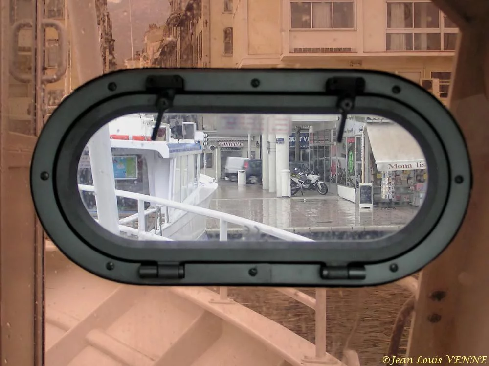 Le quai vu au travers du hublot