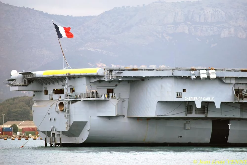 Avant l’arrivée du ministre, le Charles de Gaulle appareille