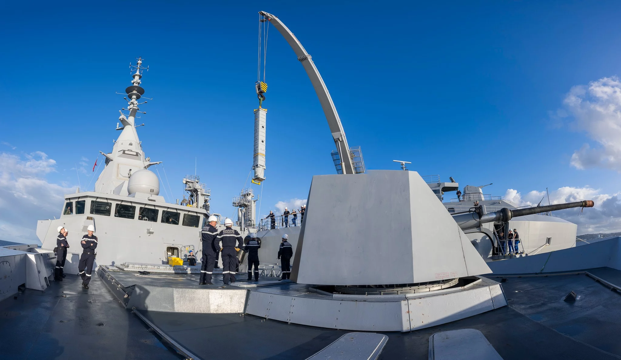 Le BRF Jacques Stosskopf embarque un missile aster sur la FDI Amiral Ronarc'h