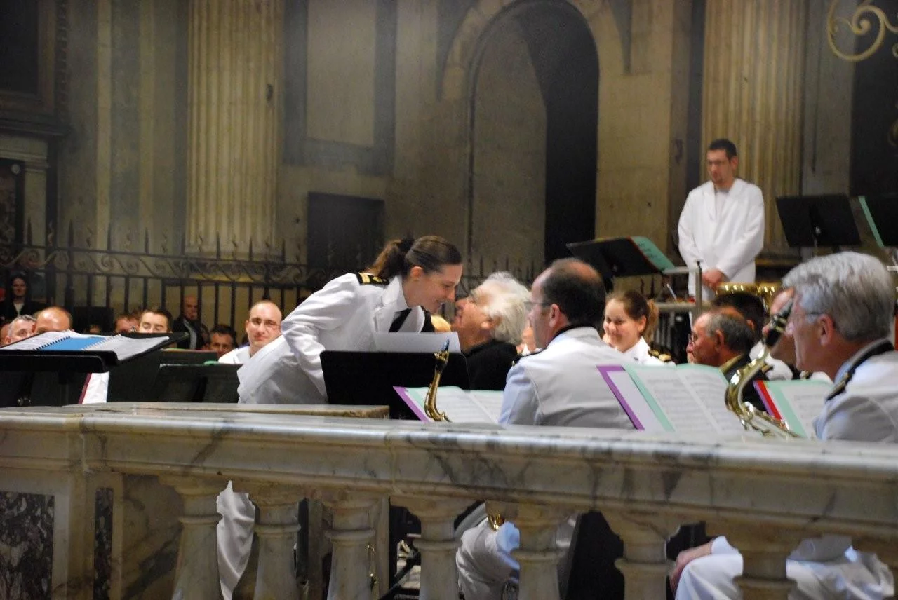 Une trompettiste de la Musique remet à Maurice André un 