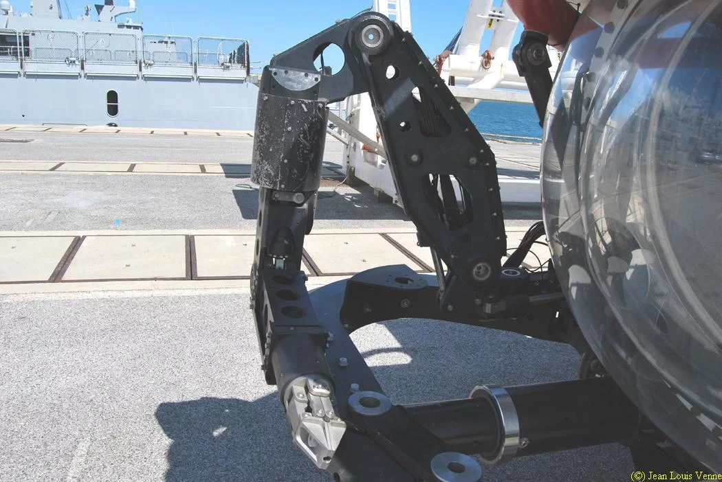 Les outils pour dégager l'accès au sas du sous-marin