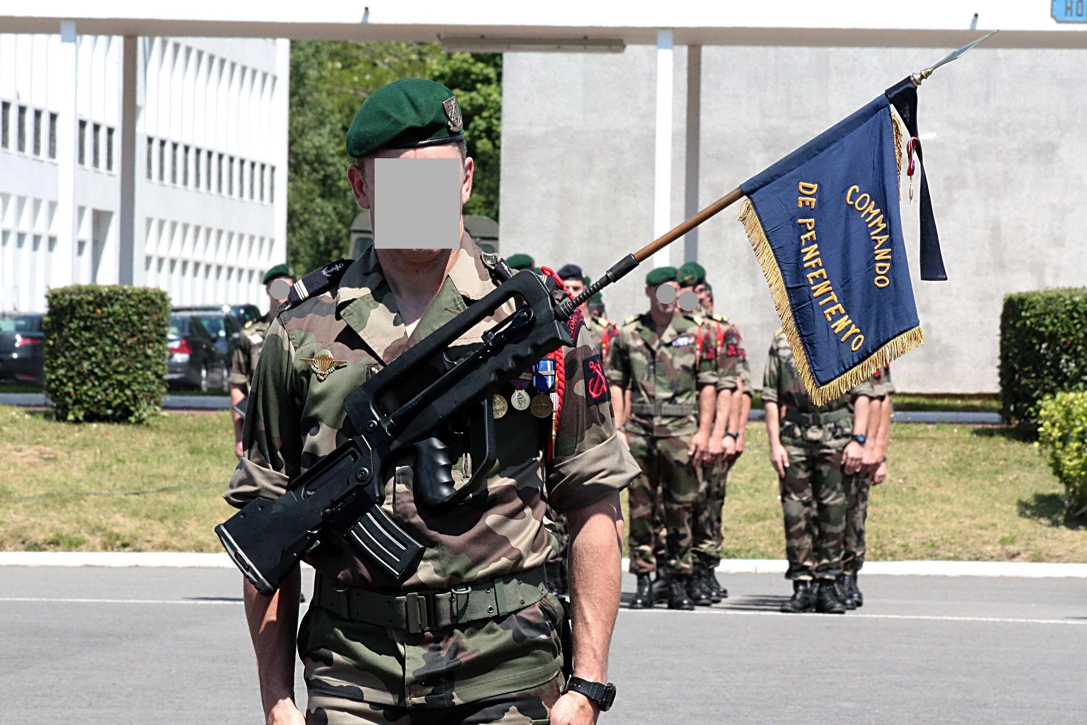 Remise de la Croix de la Valeur Militaire au Commando de Penfentenyo