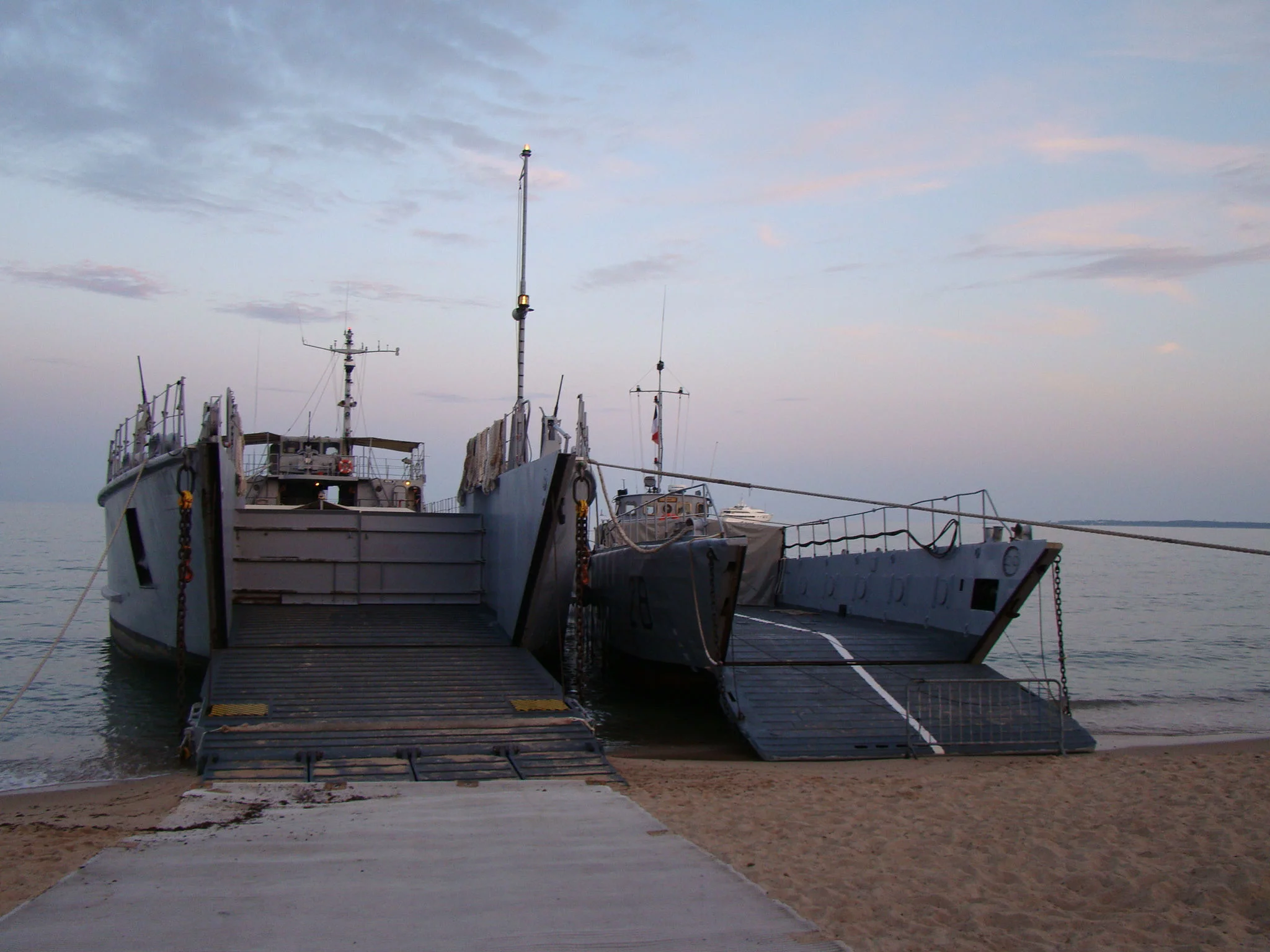 La Rapière et le Tonkin sur la plage de Golfe-Juan