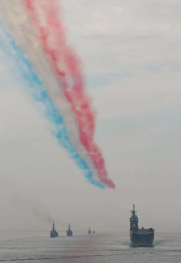 La patrouille de France survole les bâtiments de la revue