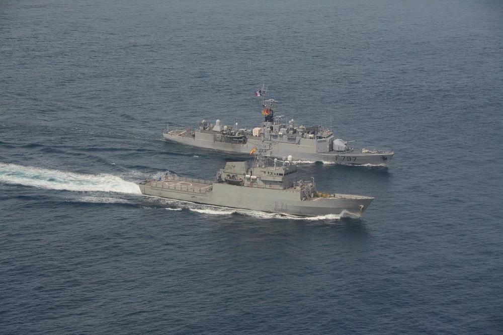 Le patrouilleur de haute mer Commandant Bouan et le patrouilleur espagnol Serviola