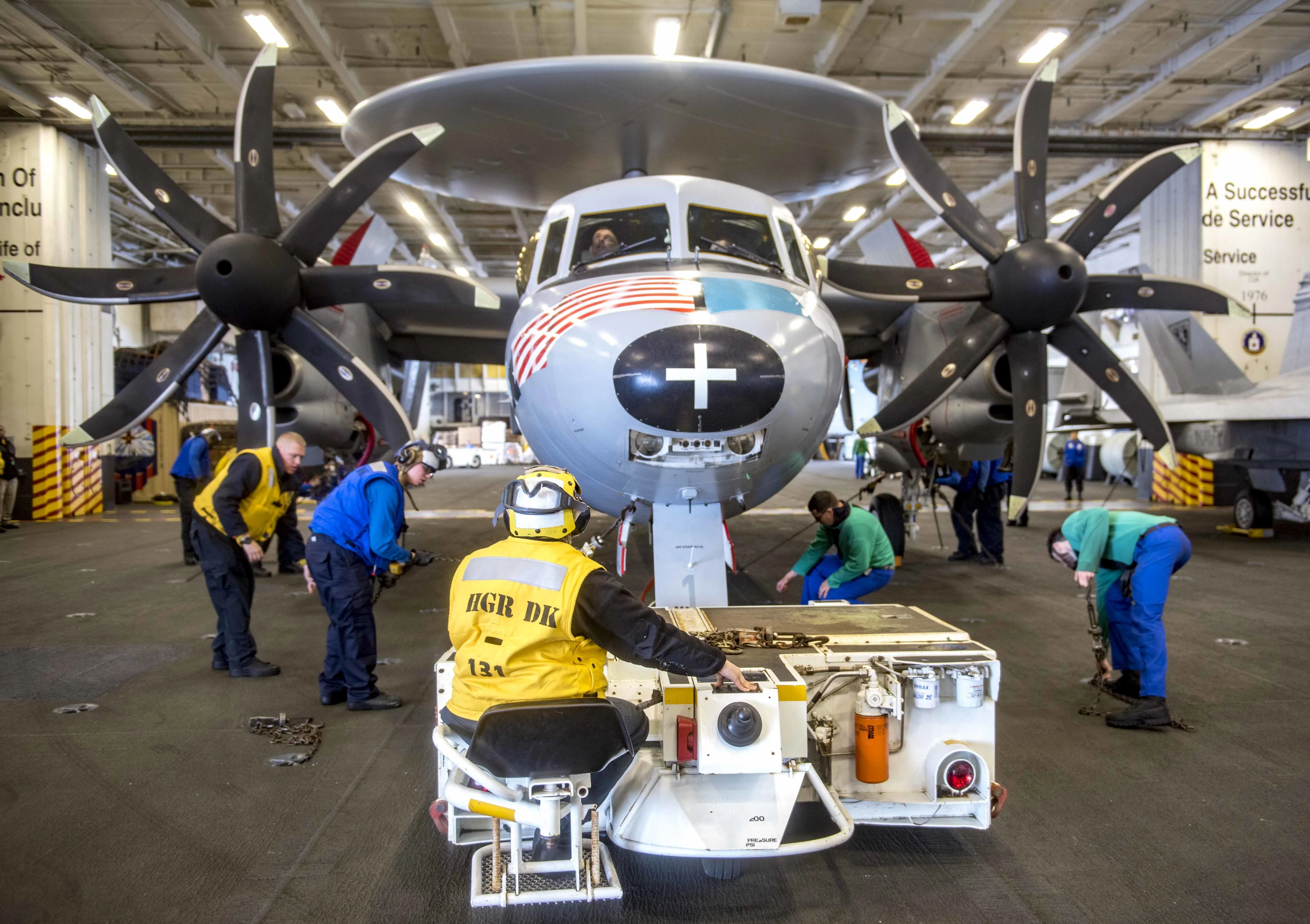 Un avion de guet aérien E2C - Hawkeye dans le hangar de l'USS George H.W. Bush