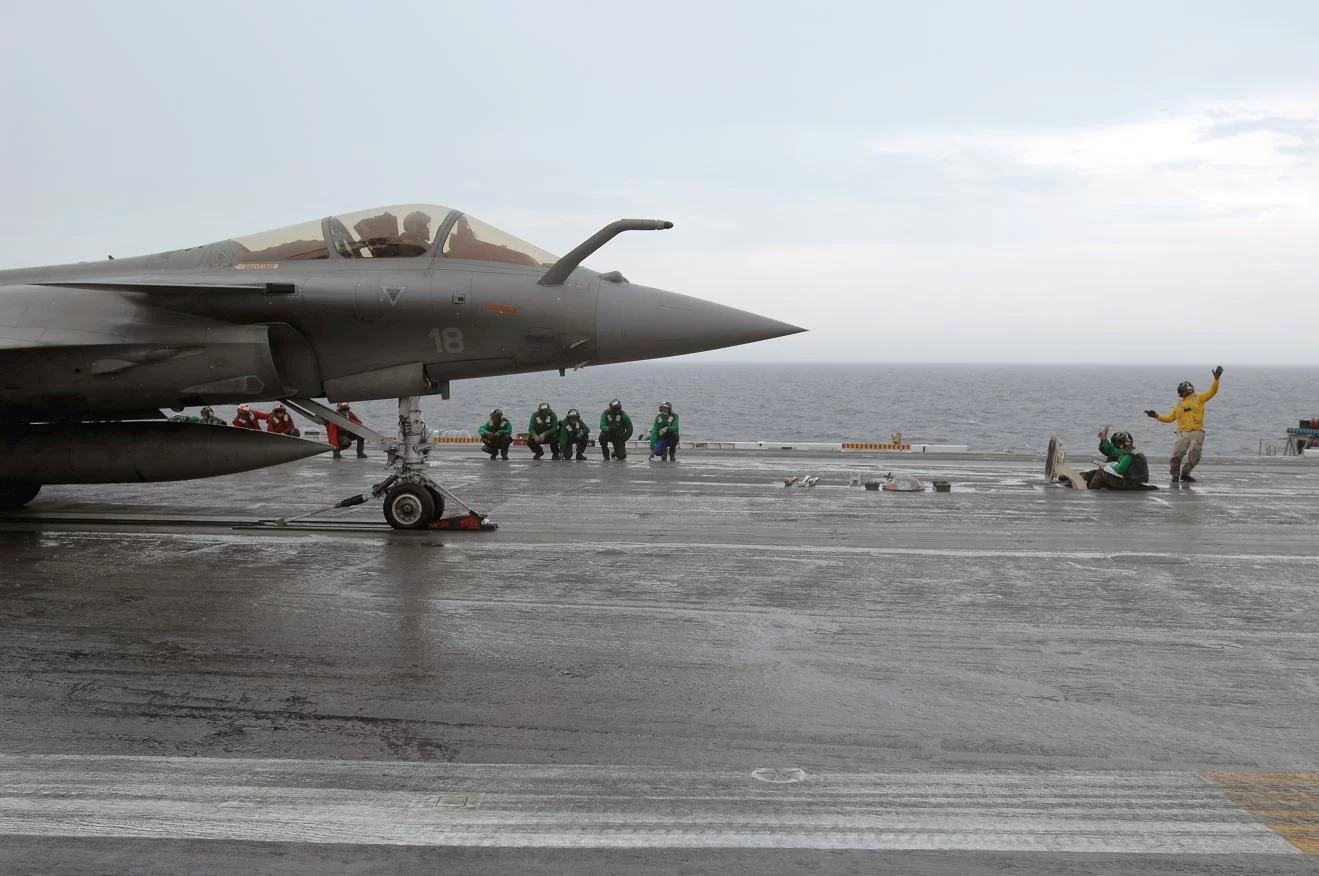 Un Rafale français décolle du Theodore Roosevelt