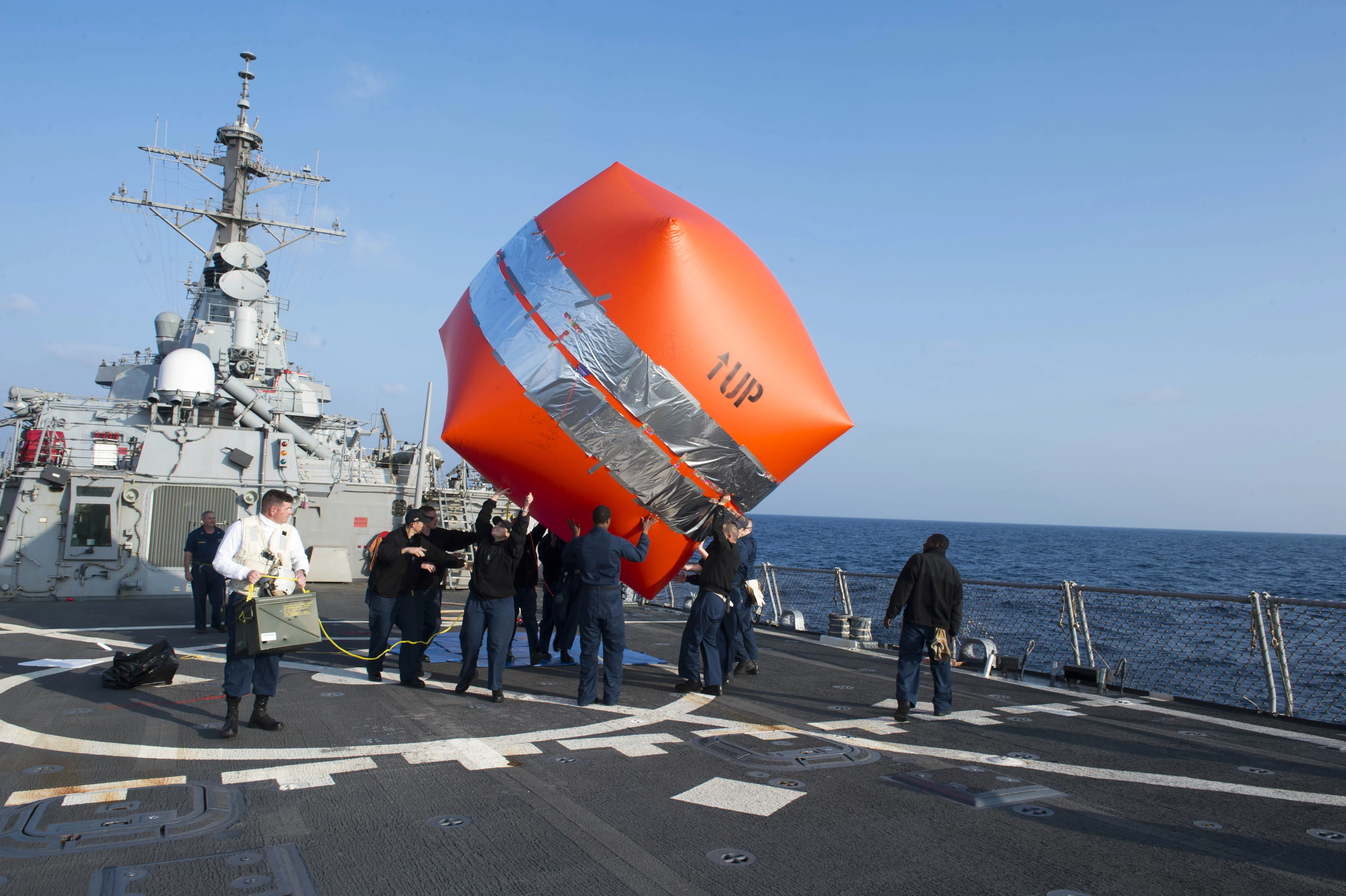 Le Stout met à l'eau une cible pour des exercices de tir avec le Surcouf