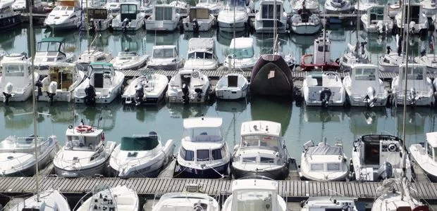 Dans un port de plaisance, cette position détonne