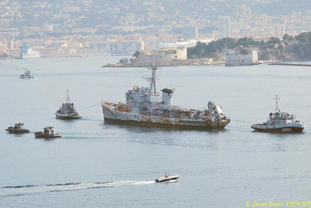 La coque de l’ex-aviso escorteur Commandant Rivière transférée de Saint-Mandrier à la base navale de Toulon
