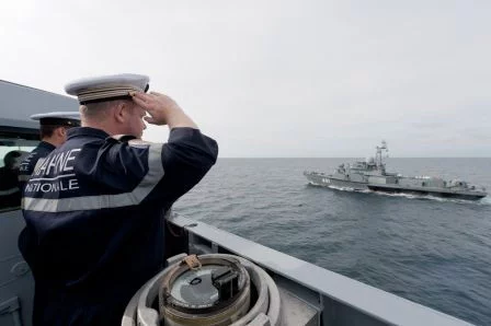 La frégate « Courbet » et la frégate algérienne « BLM 801 - Rais Hamidou »