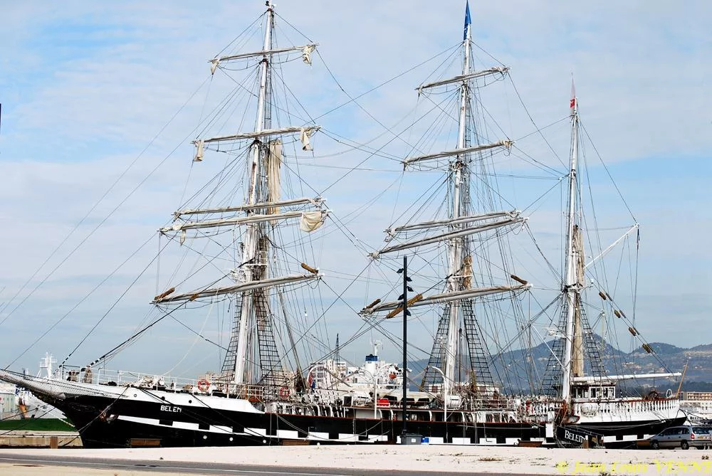 L’équipage installe les voiles sur les vergues du Bélem