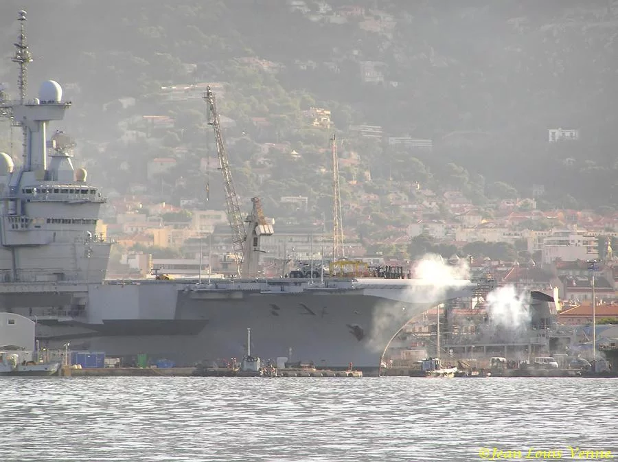 Entrée du Charles de Gaulle au bassin