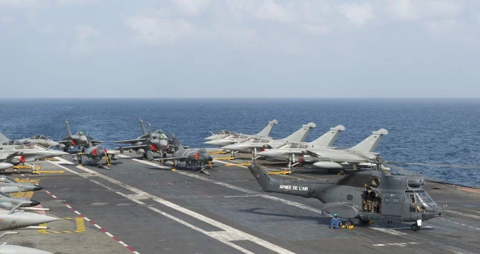 Des Puma de l’armée de l’air sur le pont du Charles de Gaulle