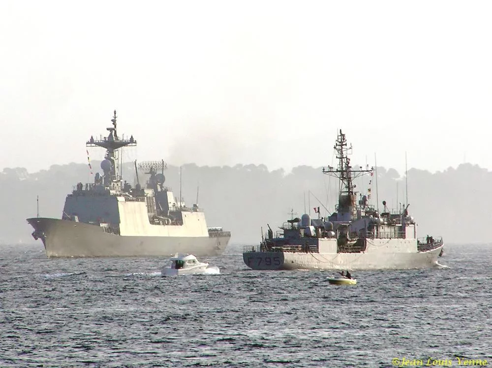 L'aviso Cdt Ducuing et le destroyer lance-missiles CHUNGMUGONG YI SUN SHI