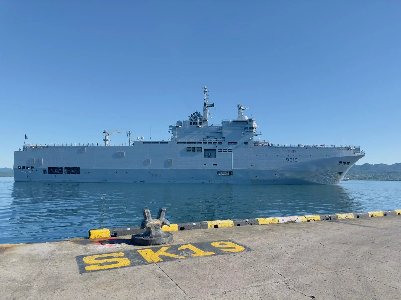 Le porte-hélicoptères Dixmude arrive à Suva (Fidjii)