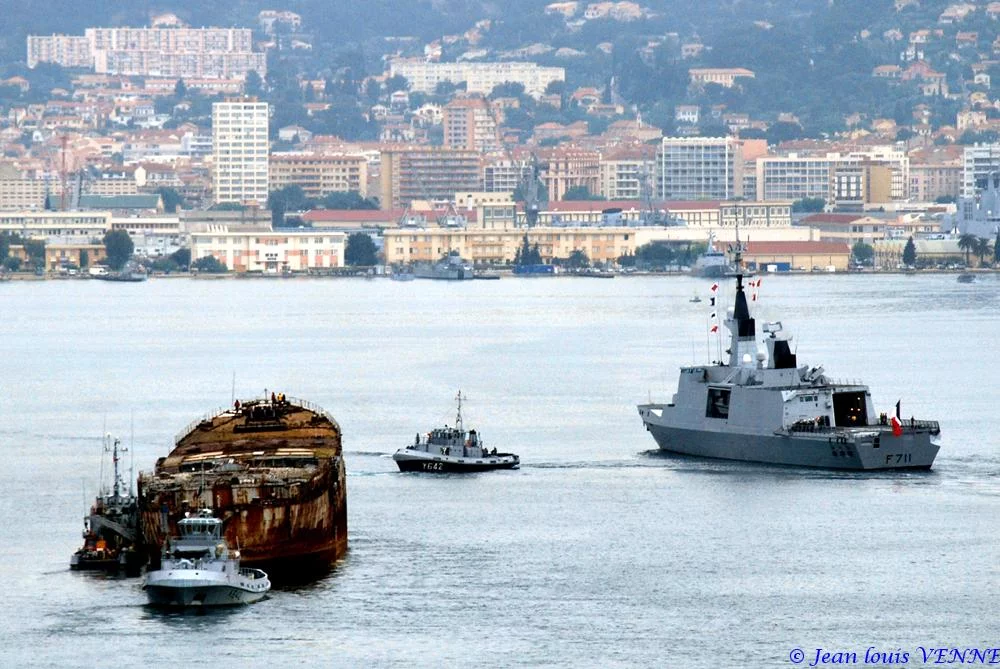 Arrivée à Toulon de la coque de l’ex-pétrolier Saône