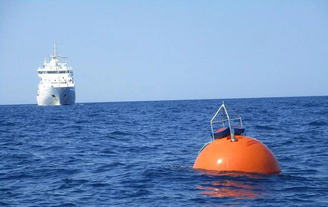 Le BHO Beautemps-Beaupré récupère un appareil de mesure hydrographique mouillé par plus de 2000 mètres de fond