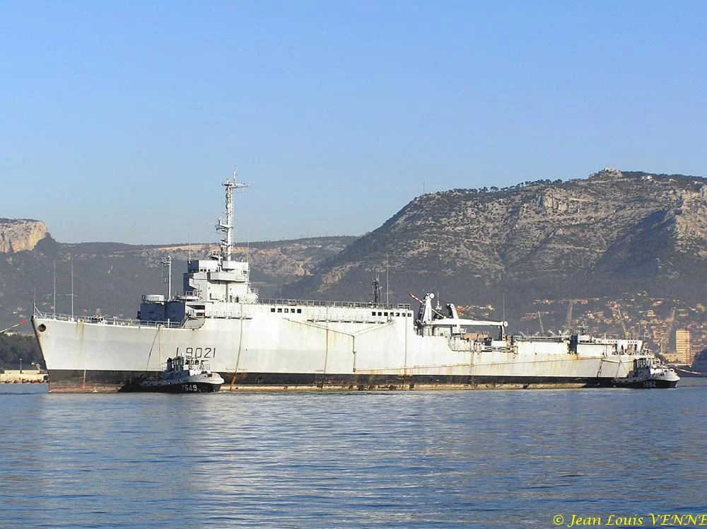 L'ex-Ouragan transféré dans le port de Bregaillon