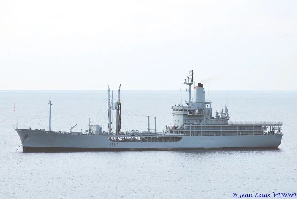 Le pétrolier portugais au mouillage devant Toulon