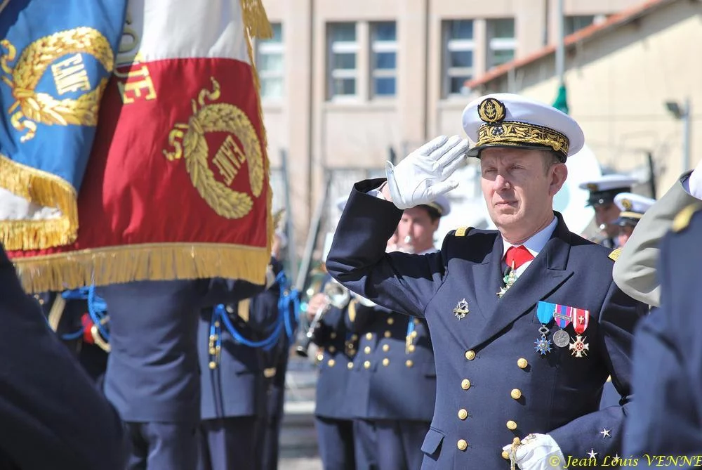 Le chef d'état-major de la marine salue le drapeau