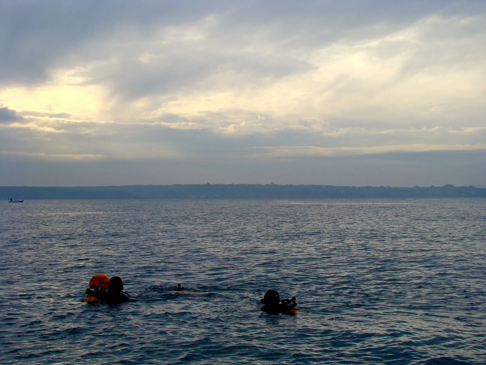 Les plongeurs de bord du Primaugeut en immersion en grande rade
