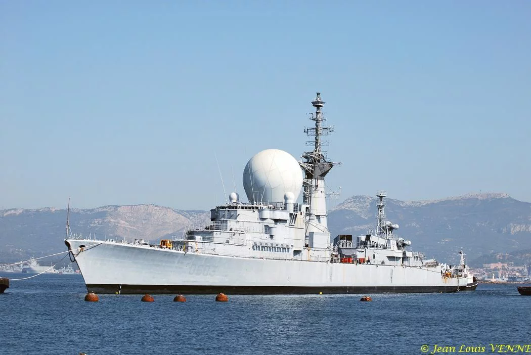 La coque de l'ex-Duquesne positionnée pour protéger le plan d'eau