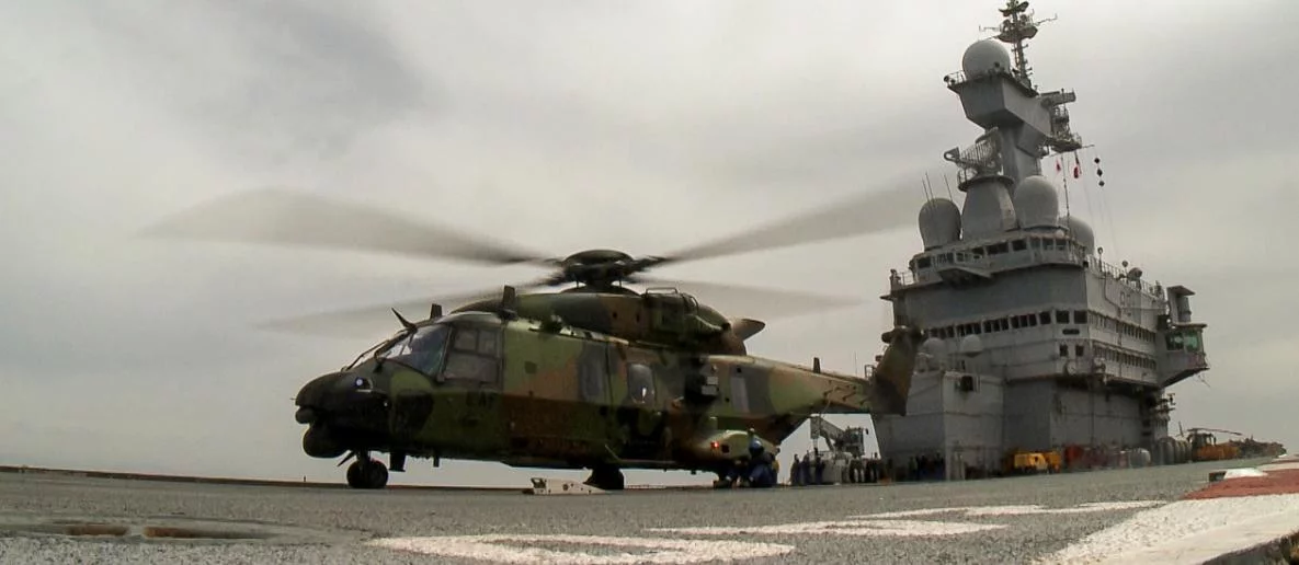 Un NH 90 de l’armée de Terre à bord du porte-avions Charles de Gaulle