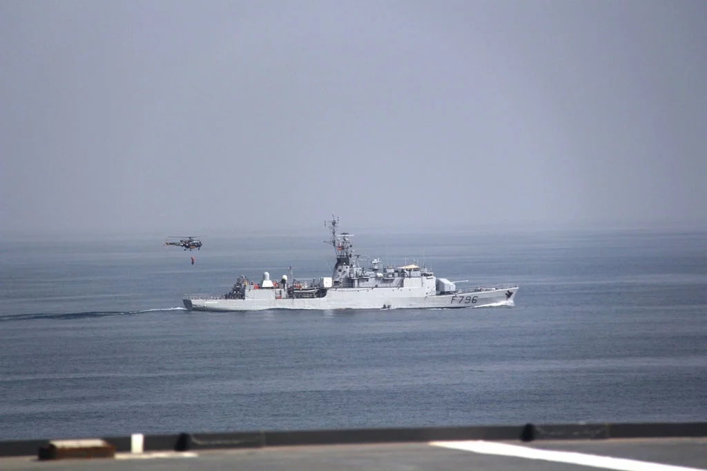 Le Commandant Birot et le Mistral en exercice dans le golfe de Guinée