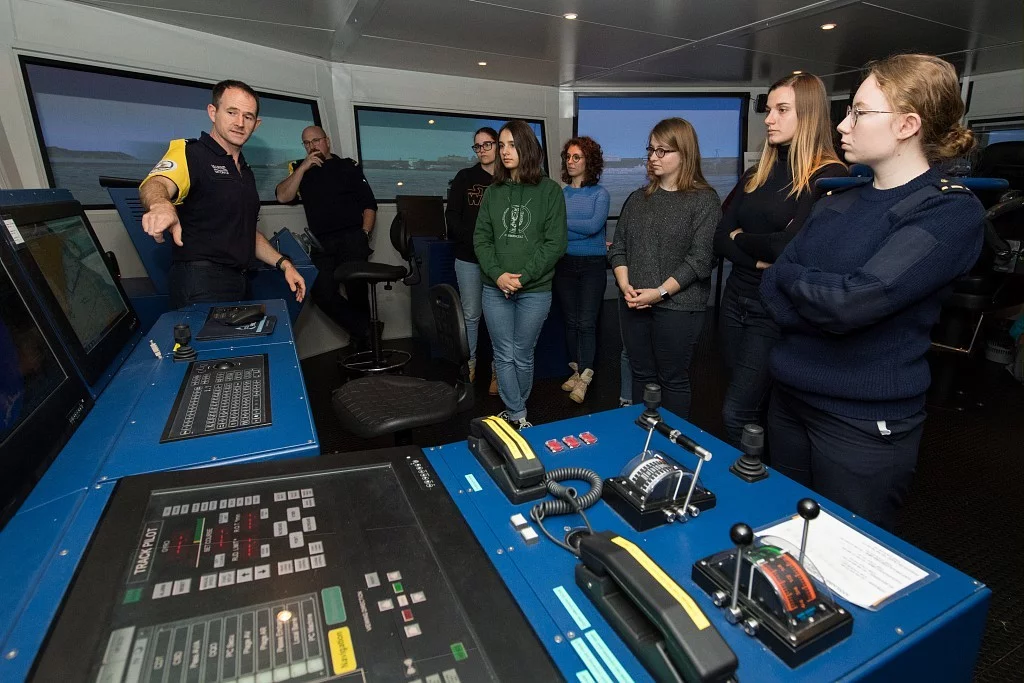 Des étudiantes de la région Grand Est dans le simulateur passerelle