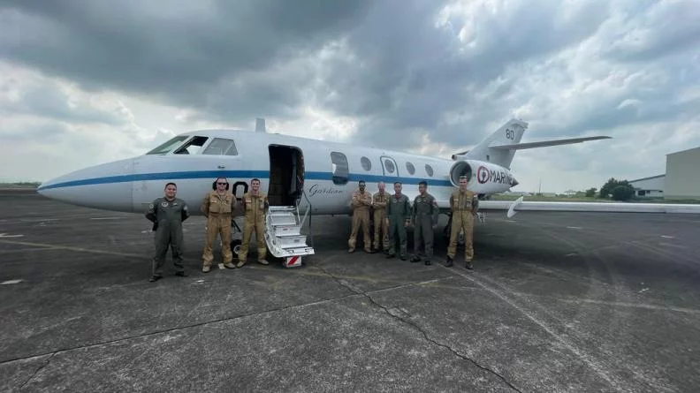Un avion de surveillance maritime Falcon 200 Gardian et son équipage