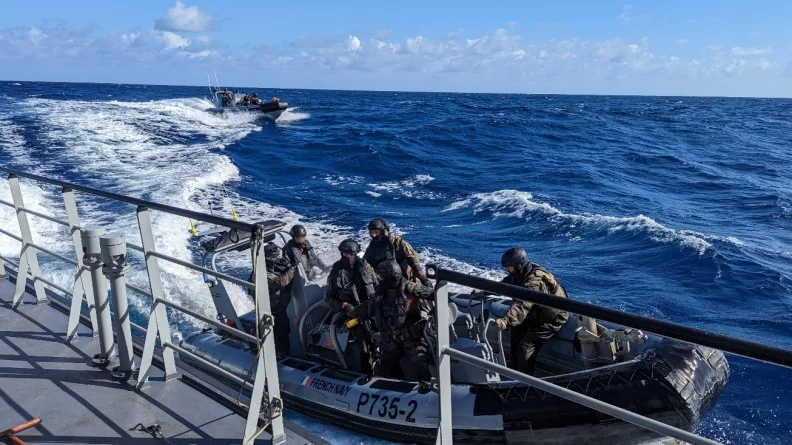 L'équipe de visite du patrouilleur La combattante s'entraine avec le patrouilleur des garde-côtes jamaïcains Alexander Bustamente