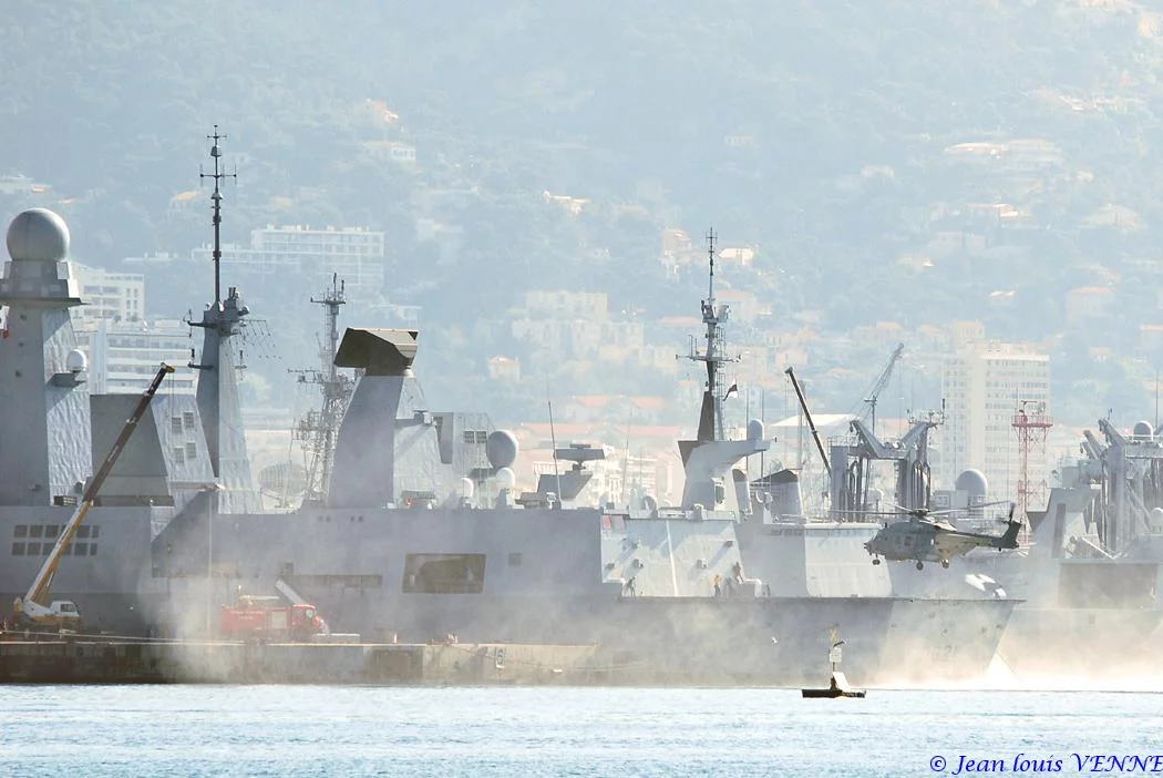 Appontage d’un NH90 sur le Chevalier-Paul