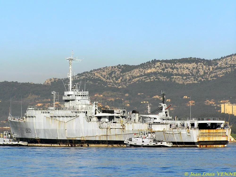 L'ex-Ouragan transféré dans le port de Bregaillon
