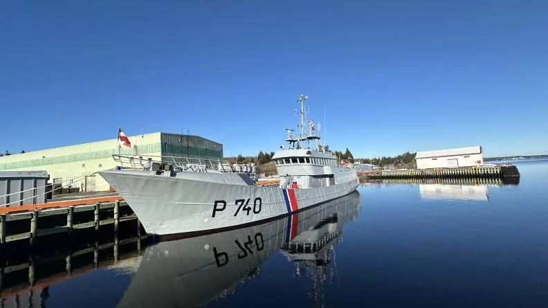Le patrouilleur Fulmar à quai dans le port de Marystown (province de Terre-Nauve, Canada)