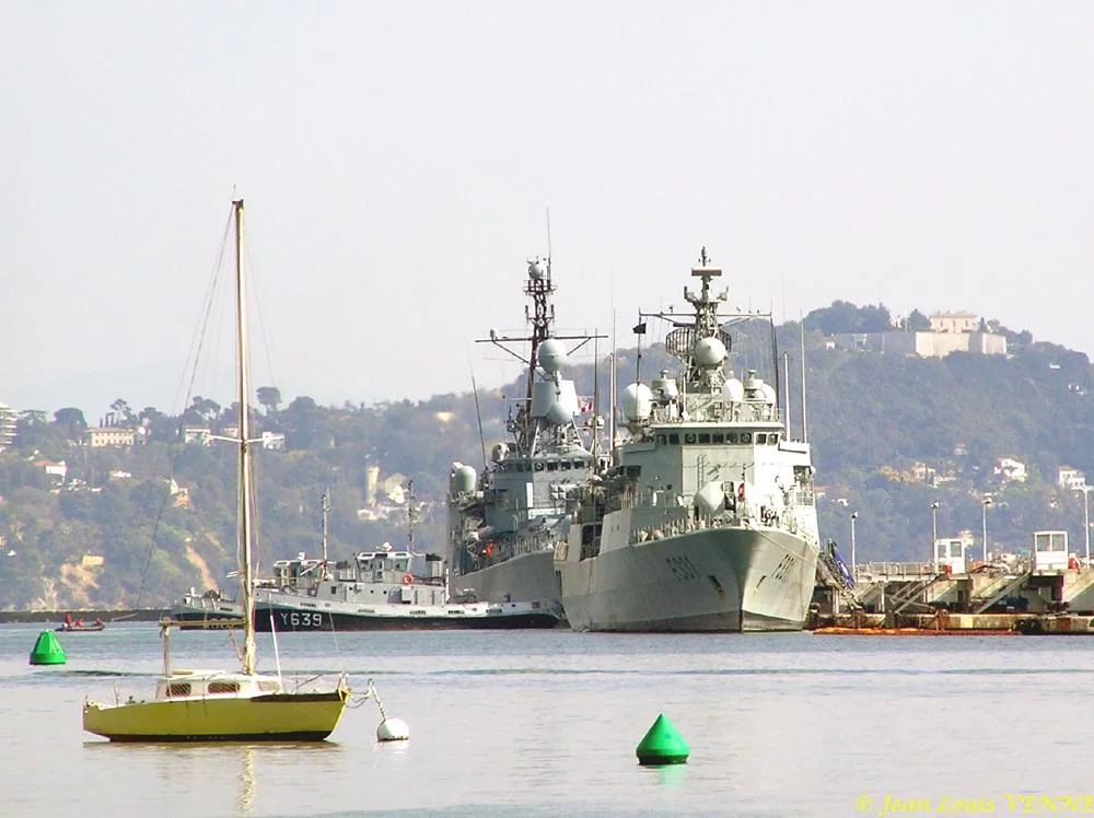 La frégate allemande Emden et la frégate portugaise Alvarez Cabral à Toulon