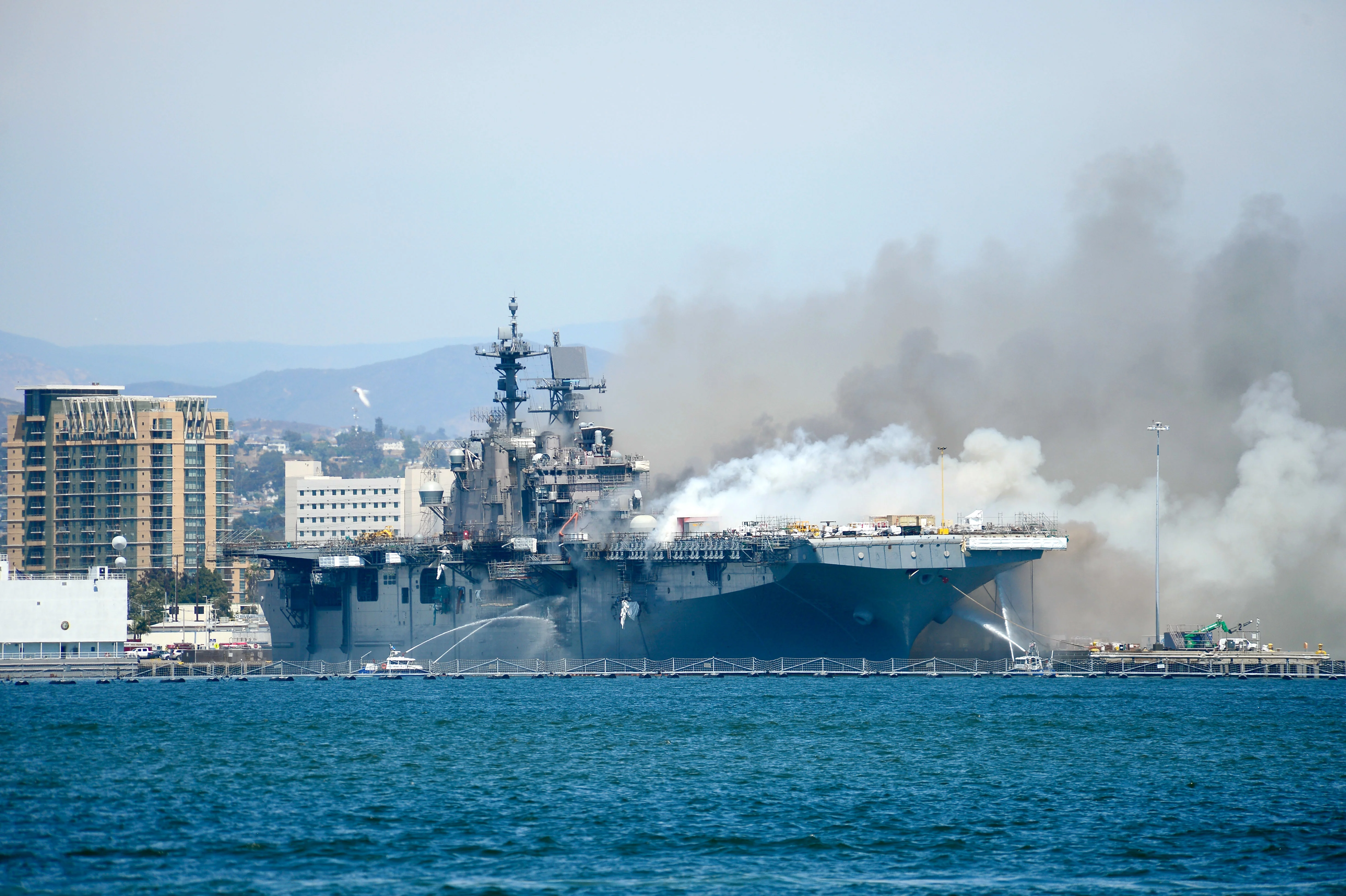 Incendie à bord du navire amphibie américain USS Bonhomme Richard