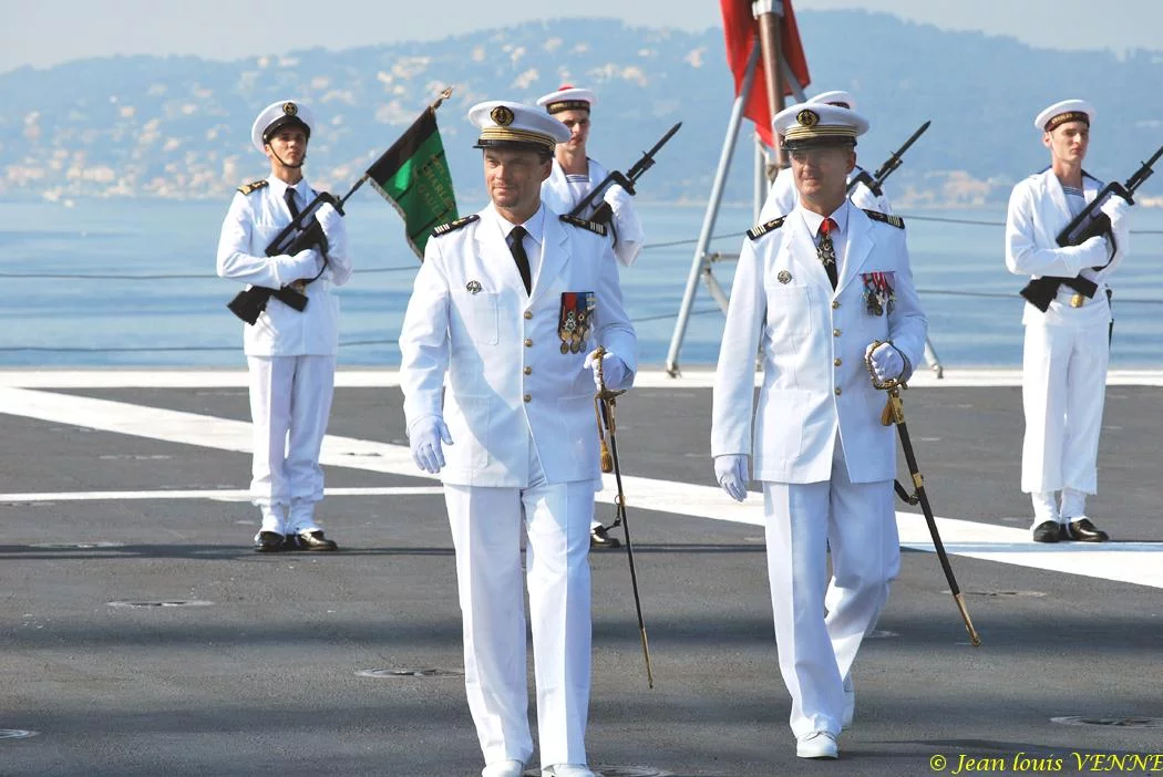 Le CV Rolland et le command en second passent l'équipage en revue